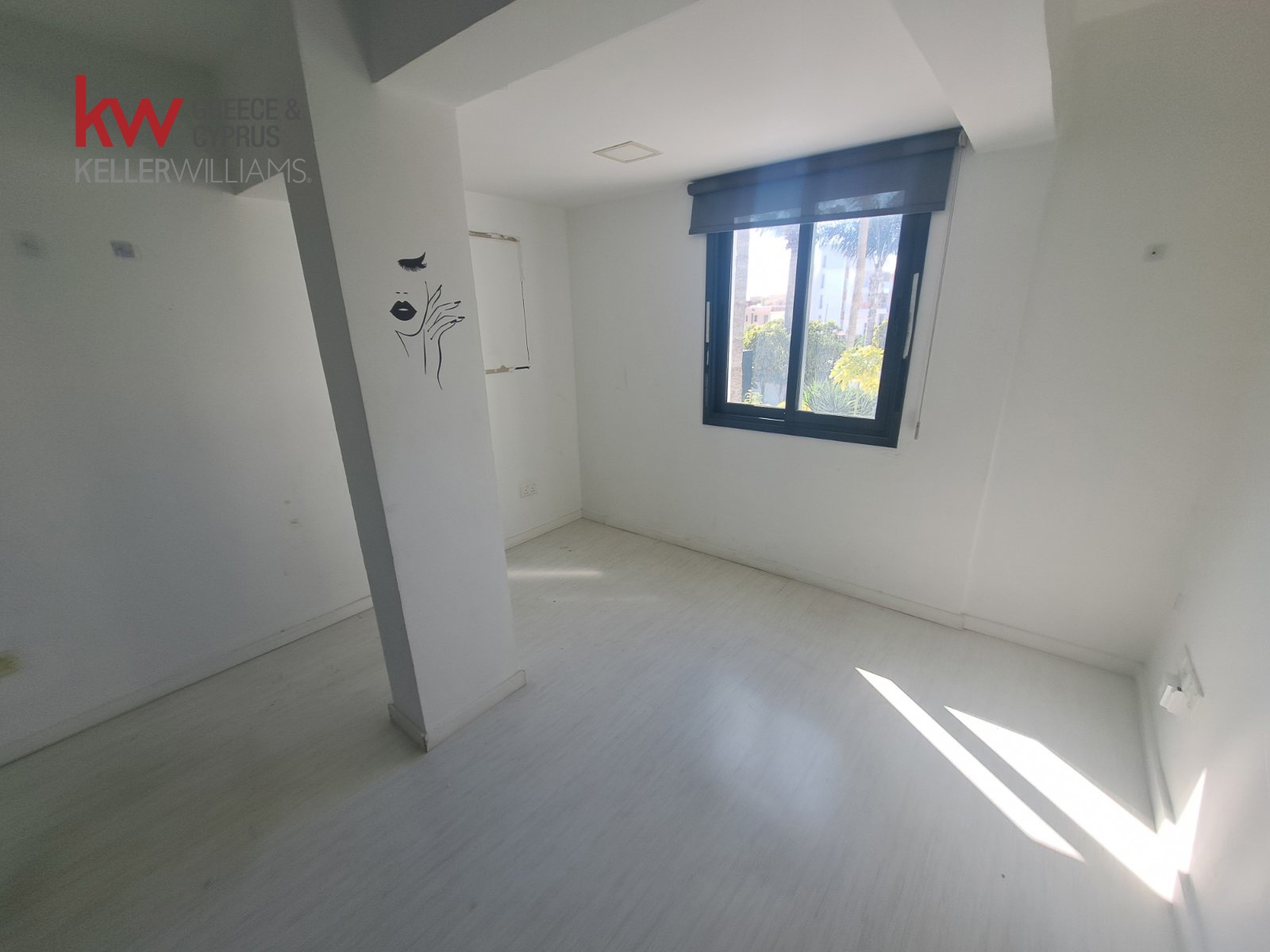 Офис с 11 комнатами в Ларнака, Кипр № 50638