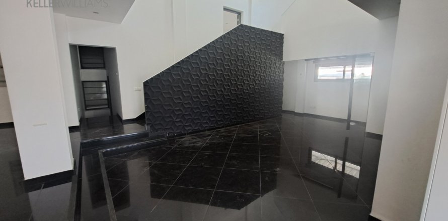 11 habitaciones Oficina en Larnaca, Larnaka,  No. 50638