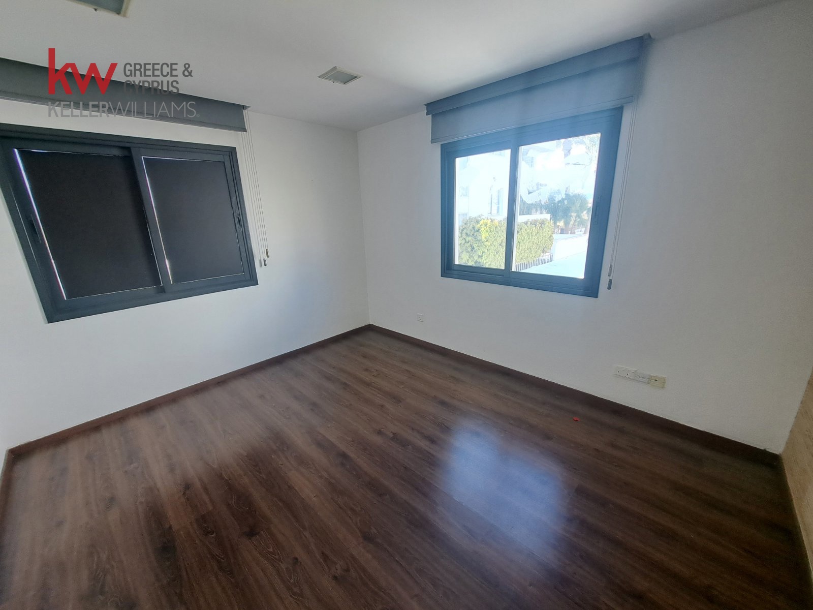 Офис с 11 комнатами в Ларнака, Кипр № 50638