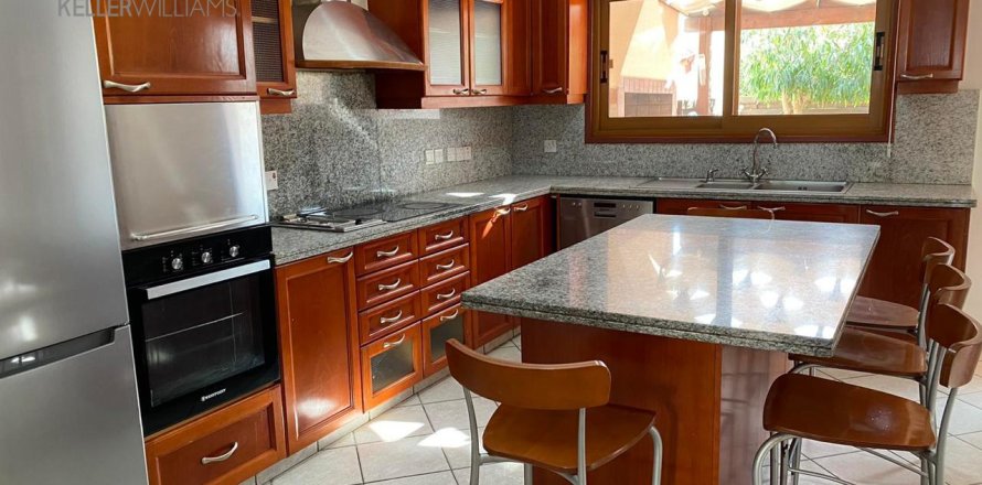 5 bedrooms Townhouse in Strovolos, Nicosia, No. 39702