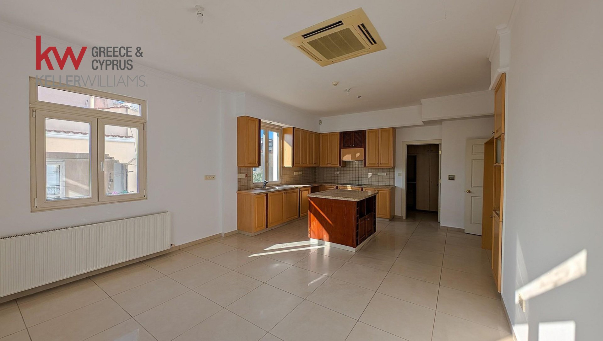 7 bedrooms Townhouse in Larnaca, Larnaka, Cyprus No. 39705
