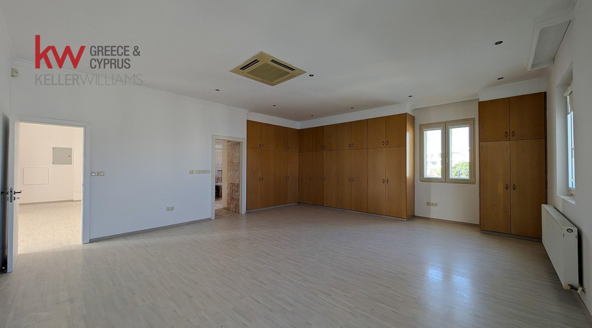 7 bedrooms Townhouse in Larnaca, Larnaka, Cyprus No. 39705