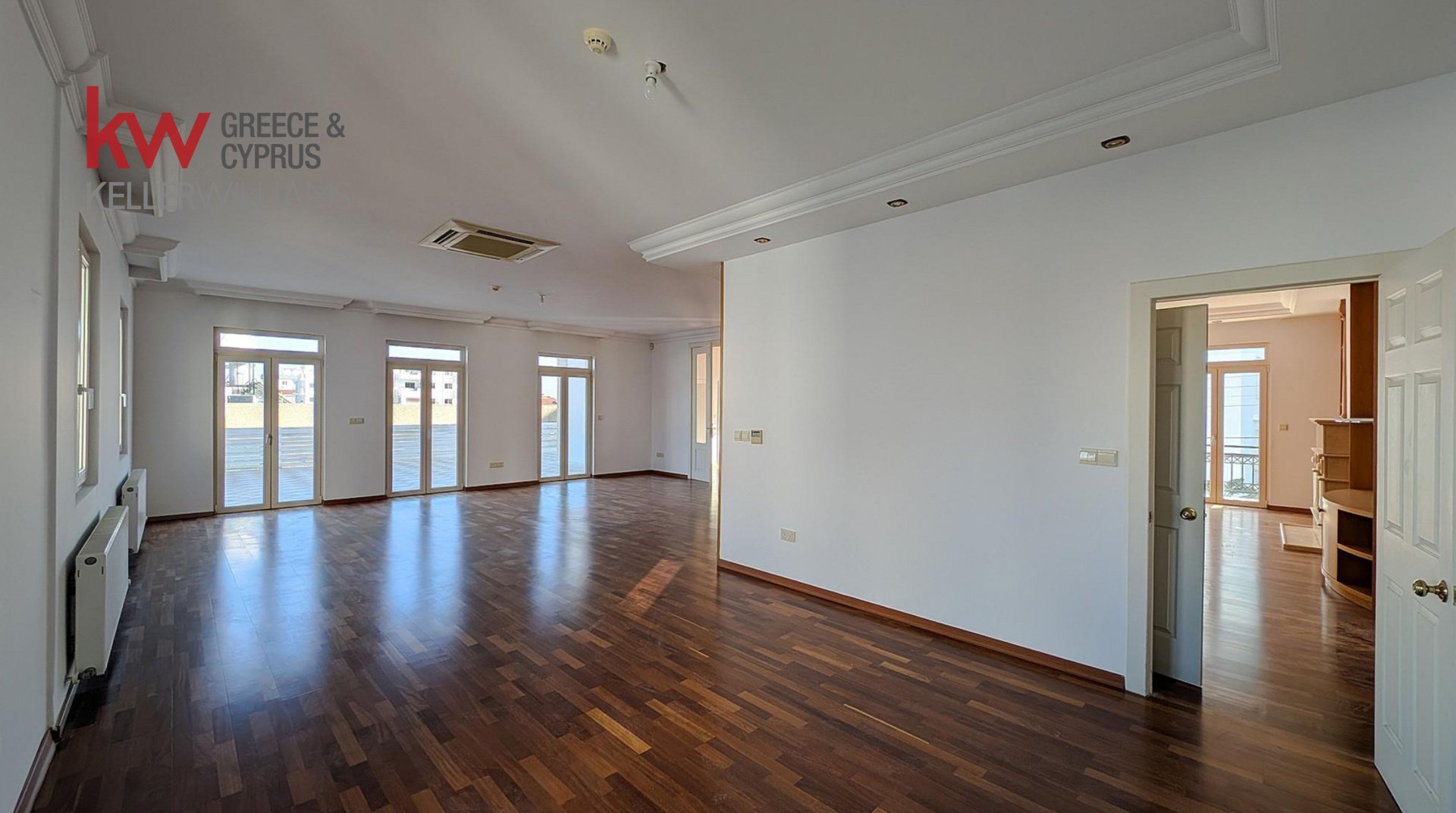 7 bedrooms Townhouse in Larnaca, Larnaka, Cyprus No. 39705