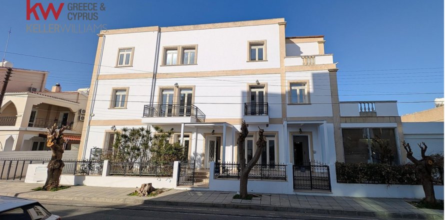 7 bedrooms Townhouse in Larnaca, Larnaka,  No. 39705