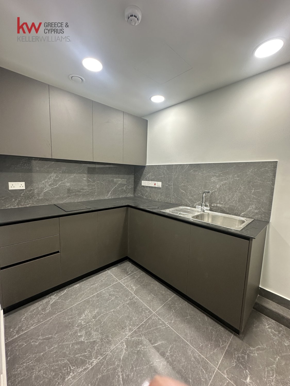 Офис 300м2 в Лимассол, Лимасол, Кипр № 40463