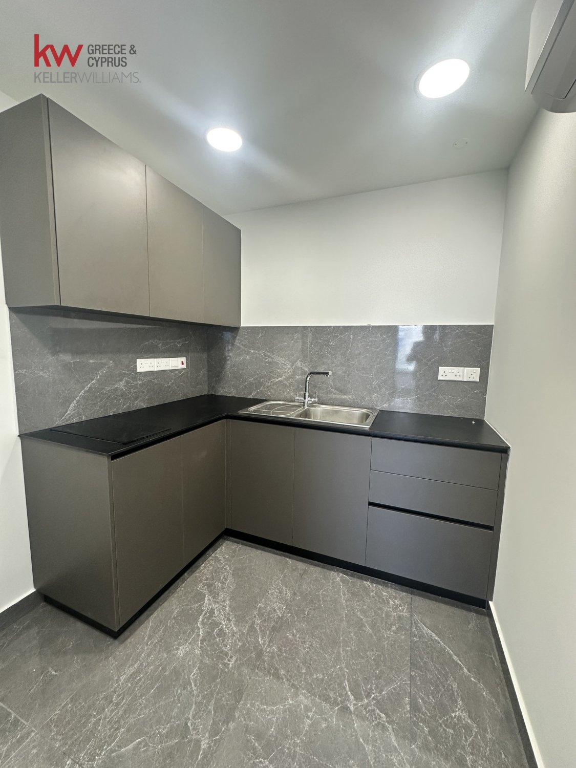 700m2 Office in Limassol, Cyprus No. 40464