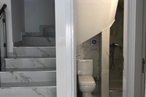 Мезонет с 3 спальнями в Агиос Тихонас, Лимасол,  № 49541 5