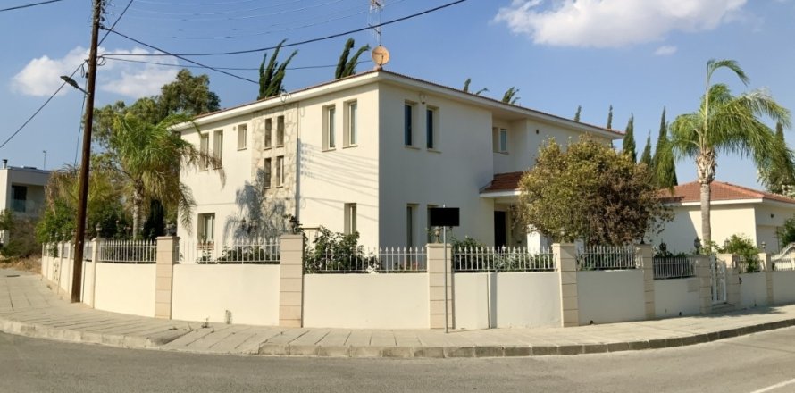 4 dormitorios Villa en Latsia, Nicosia,  No. 55706