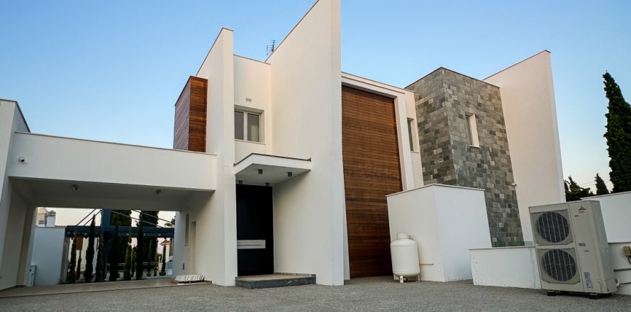 5 bedrooms Villa in Paralimni, Ammochostos,  No. 40629