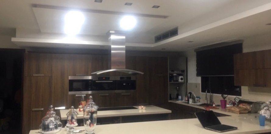 Вилла с 8 спальнями в Ларнака,  № 38577