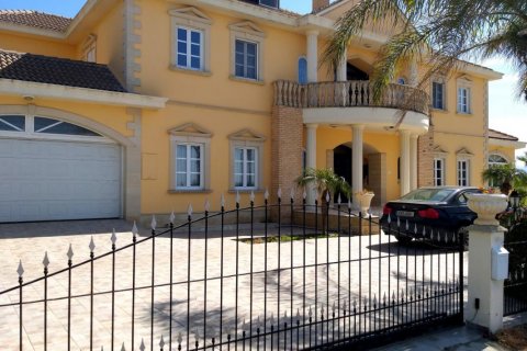 6 bedrooms Villa in Nicosia,  No. 38575