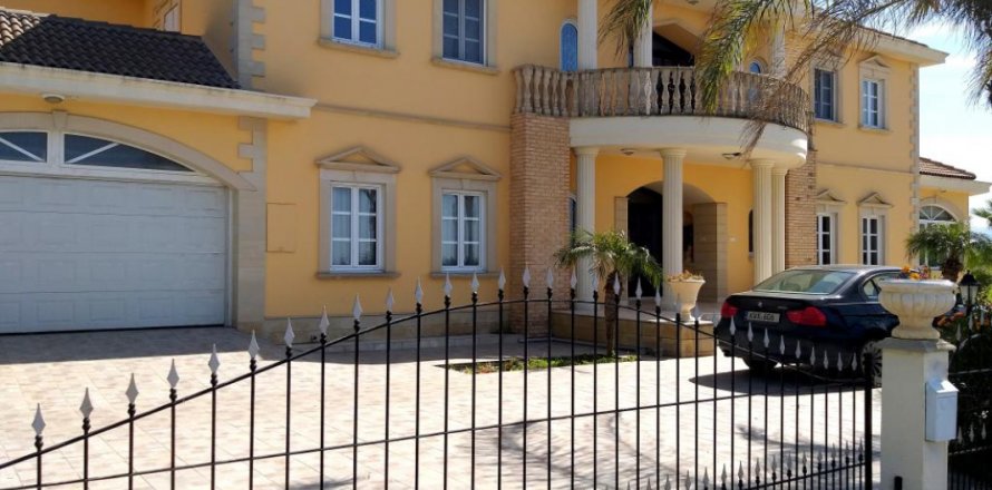 6 dormitorios Villa en Nicosia,  No. 38575