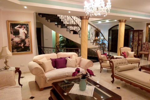 6 dormitorios Villa en Nicosia,  No. 38575 3