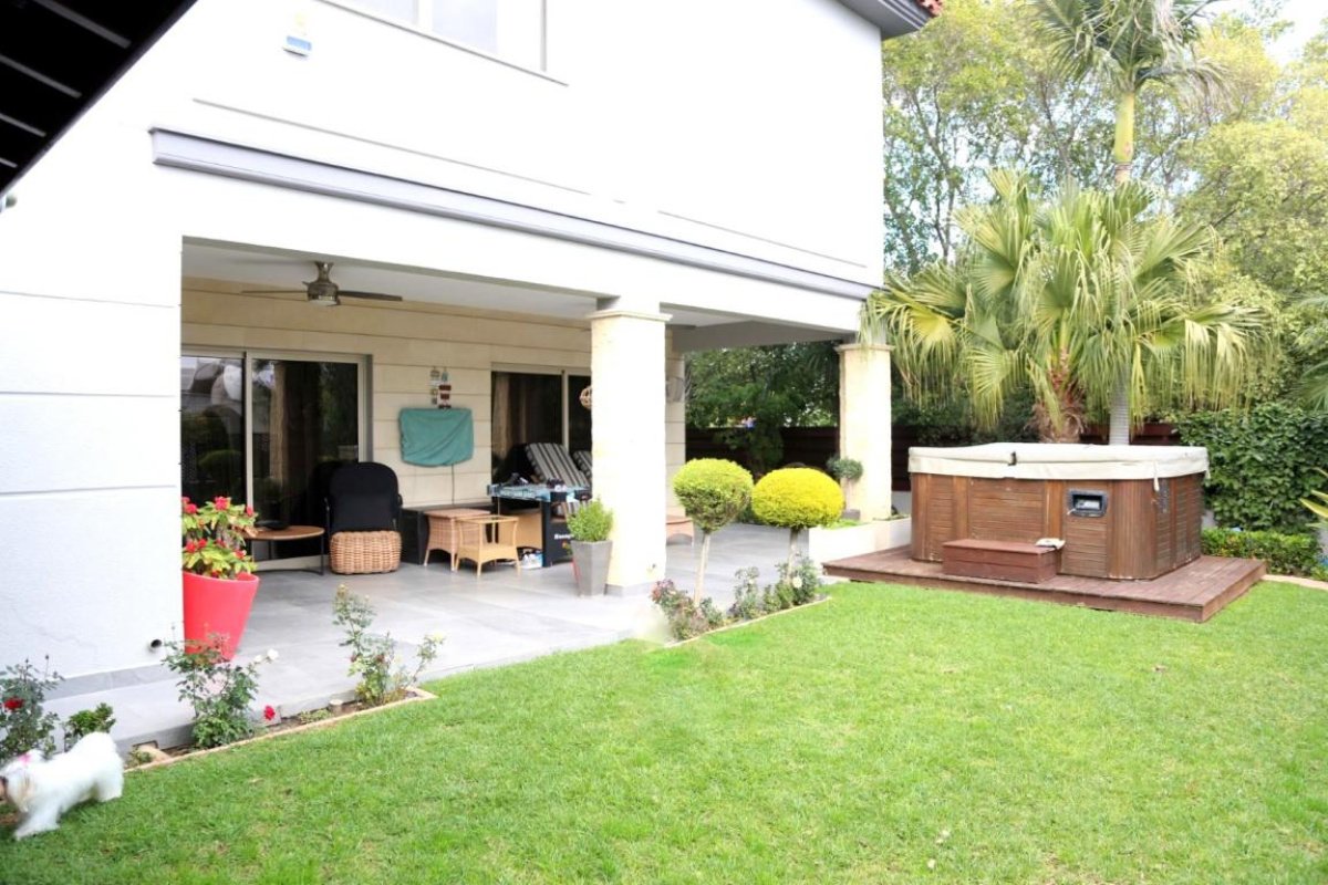 6 bedrooms Villa in Nicosia, Cyprus No. 38578