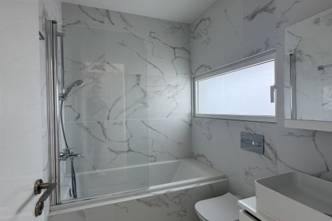 3 bedrooms Apartment in Larnaca, Larnaka,  No. 40432 8