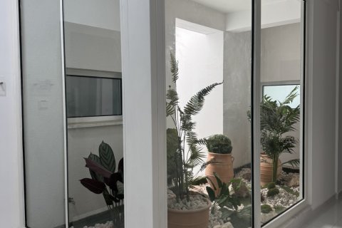 3 bedrooms Apartment in Larnaca, Larnaka,  No. 40432 2