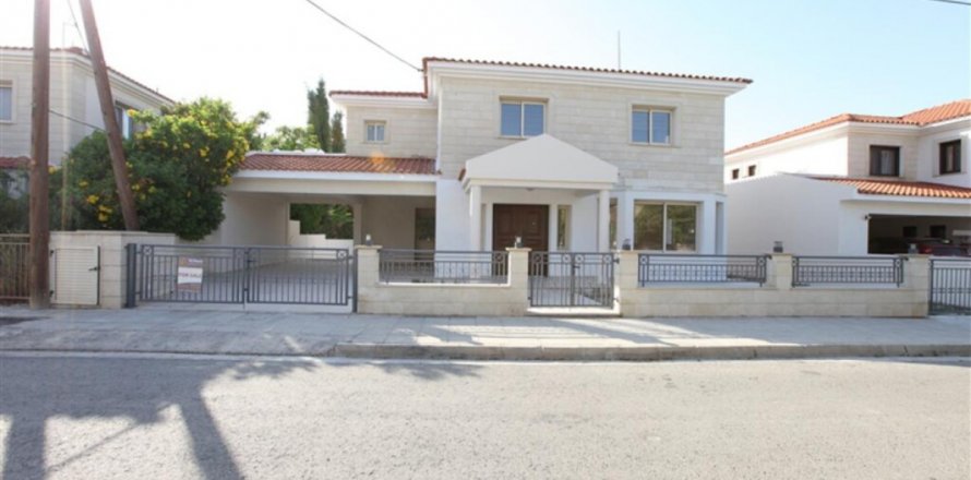 4 bedrooms Villa in Nicosia,  No. 38905