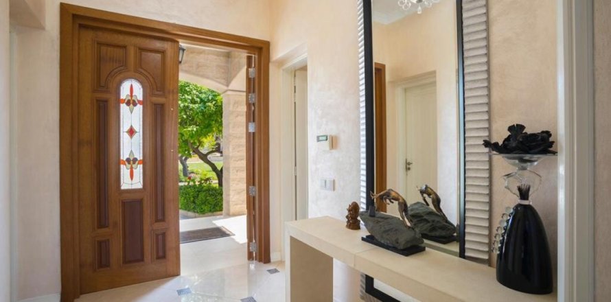 5 bedrooms Villa in Paphos,  No. 38903