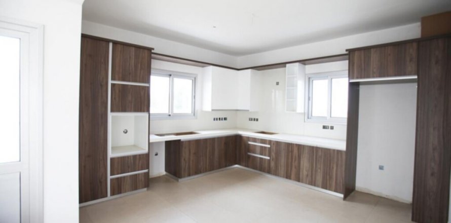 Вилла с 4 спальнями в Никосия, № 38906