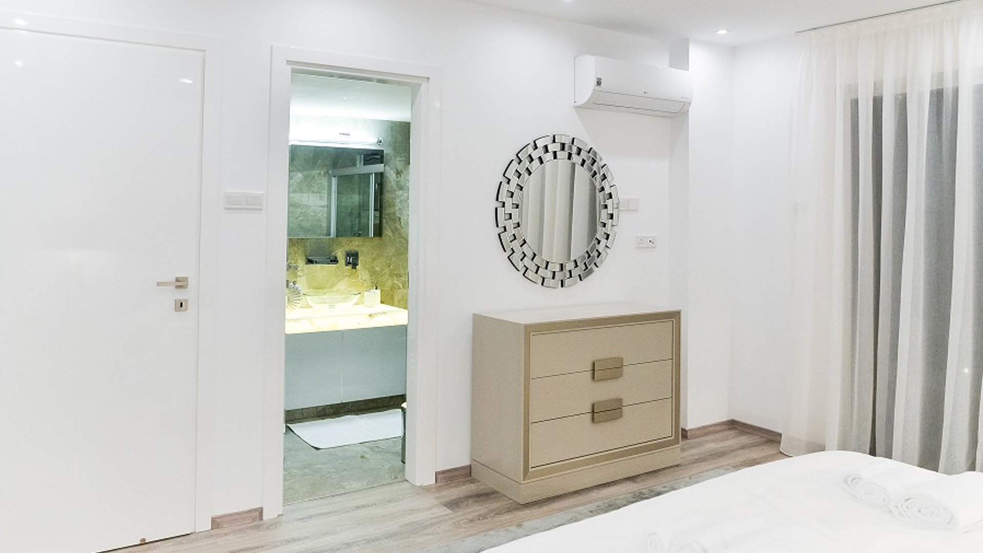 5 bedrooms Villa in Agios Tychonas, Limassol, Cyprus No. 25812