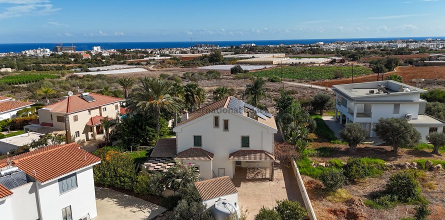 Вилла с 5 спальнями в Паралимни, Аммохостос,  № 39209