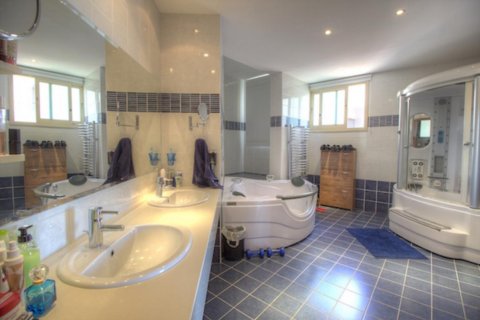 5 bedrooms Villa in Limassol,  No. 38482 11