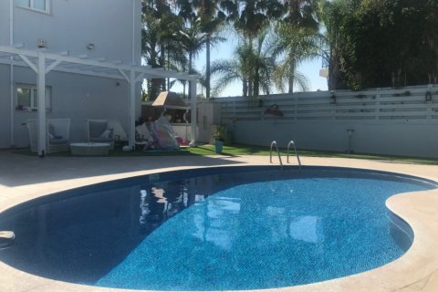 4 bedrooms Villa in Limassol,  No. 38484 14