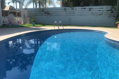 4 bedrooms Villa in Limassol,  No. 38484 13