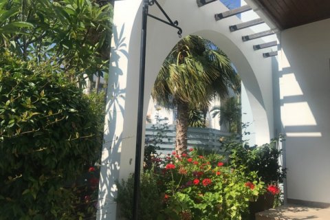 4 bedrooms Villa in Limassol,  No. 38484 10