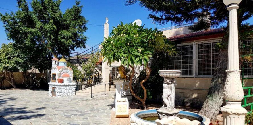 2 bedrooms Villa in Limassol,  No. 38483