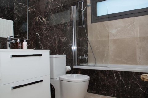 4 bedrooms Apartment in Limassol,  No. 38460 11