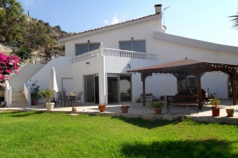 Вилла с 4 спальнями в Лимассол, Лимасол,  № 38461