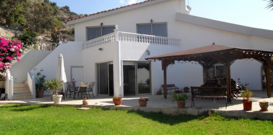 Вилла с 4 спальнями в Лимассол, Лимасол,  № 38461