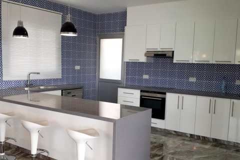3 bedrooms Apartment in Limassol,  No. 38405 4