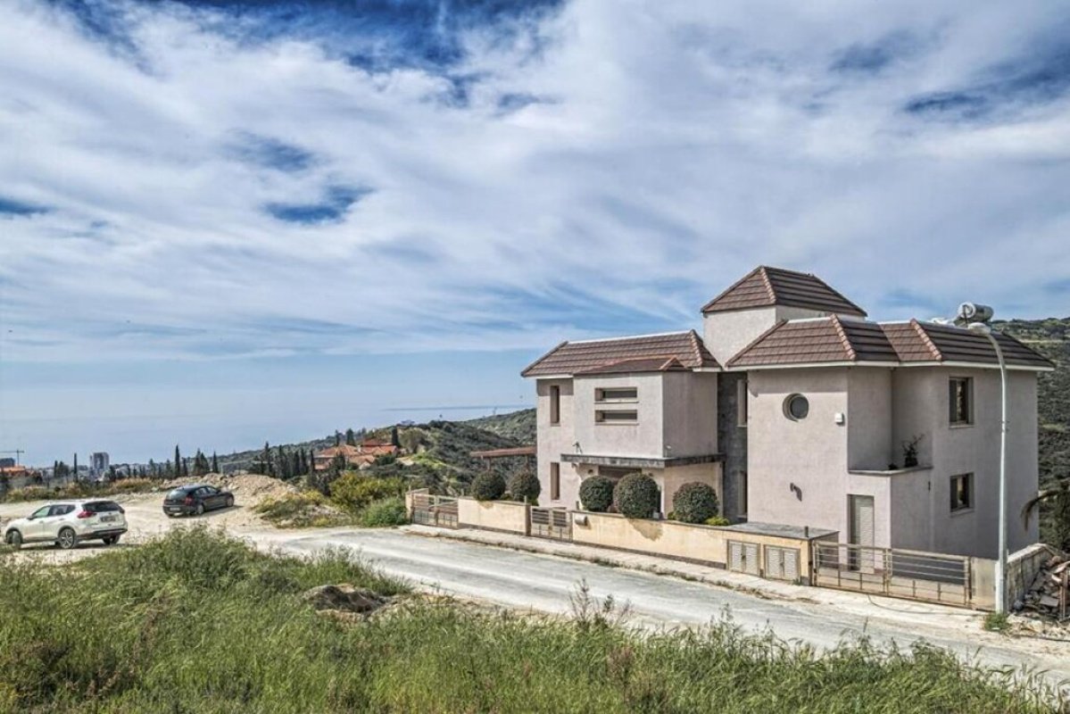 5 bedrooms Villa in Limassol, Cyprus No. 38882