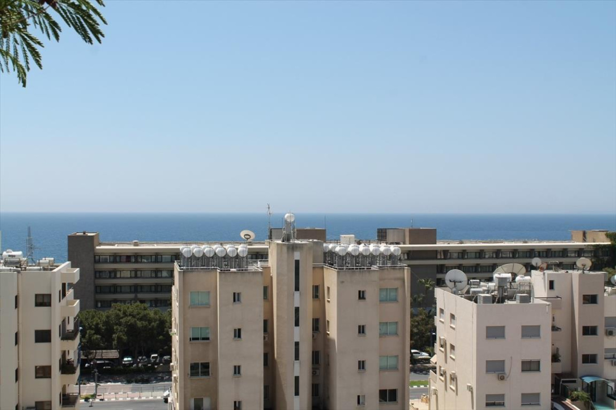 3 bedrooms Apartment in Limassol, Cyprus No. 38319