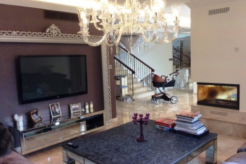 Вилла с 4 спальнями в Лимассол, Лимасол,  № 38314 2