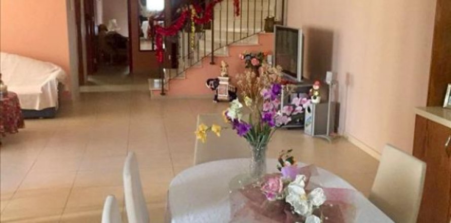 7 bedrooms Villa in Nicosia,  No. 38315