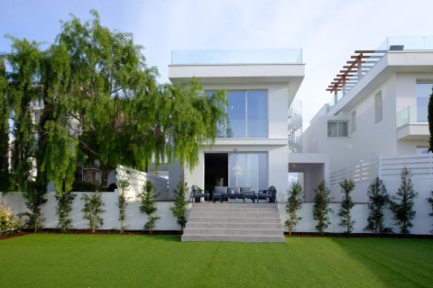 4 bedrooms Villa in Dromolaxia, Larnaka,  No. 45742 2