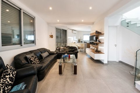 4 bedrooms Villa in Kato Polemidia, Limassol, Cyprus No. 57835