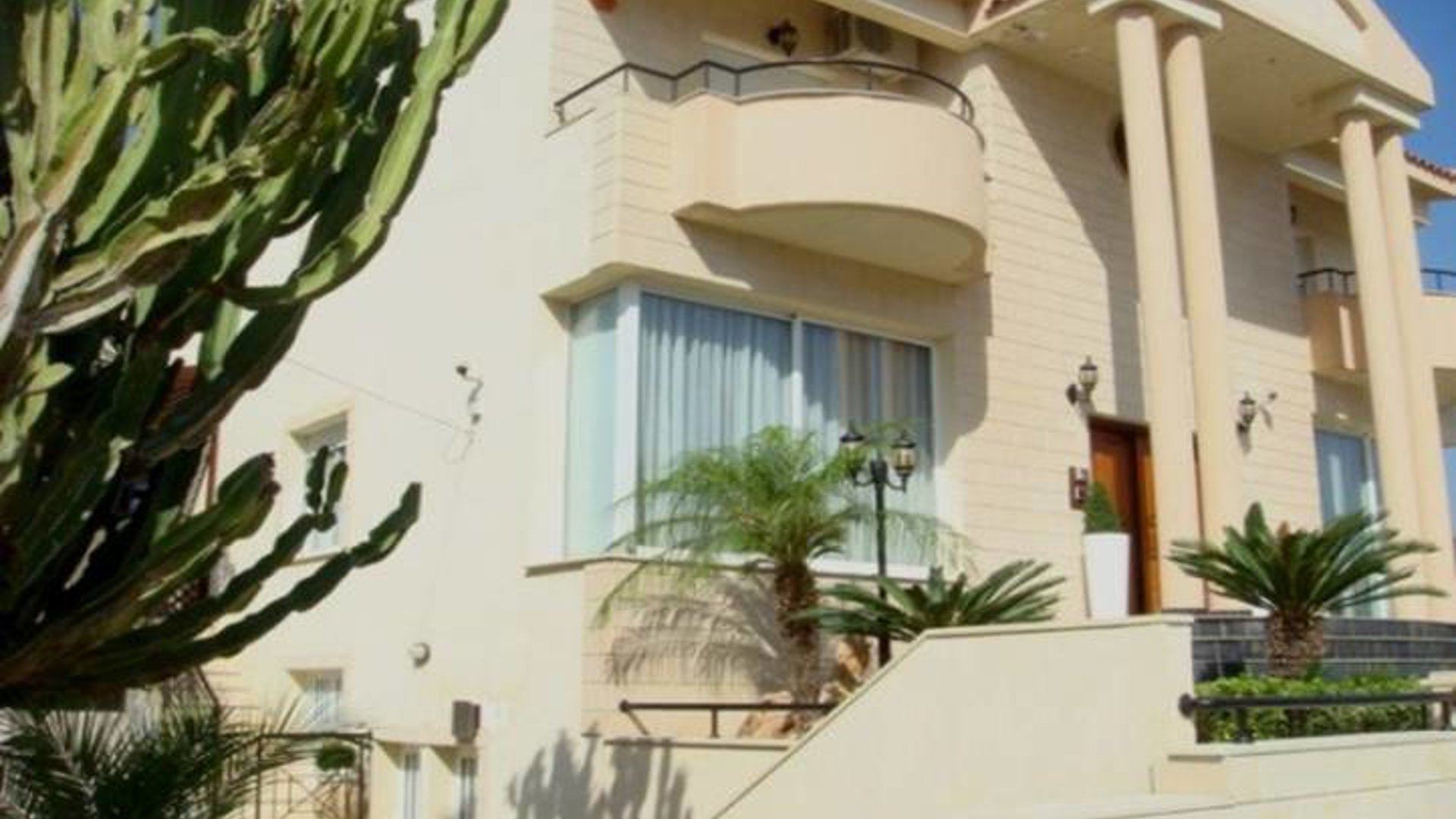 5 bedrooms Villa in Limassol, Cyprus No. 26085