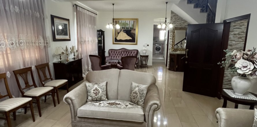 8 bedrooms Townhouse in Larnaca, Larnaka,  No. 40090