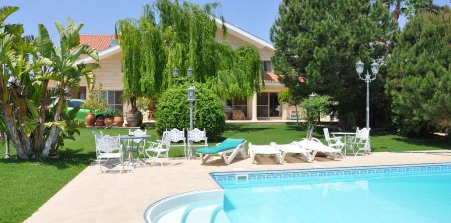 6 bedrooms Villa in Limassol,  No. 38300
