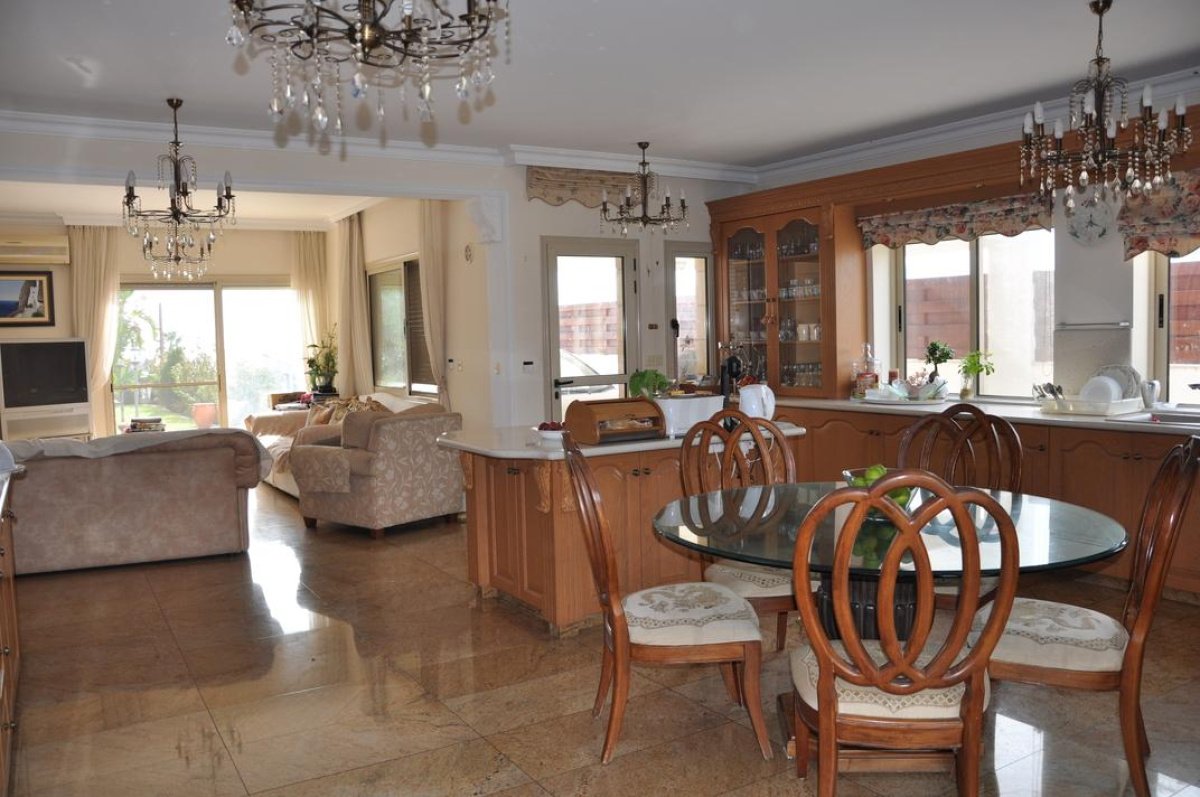 6 bedrooms Villa in Limassol, Cyprus No. 38300