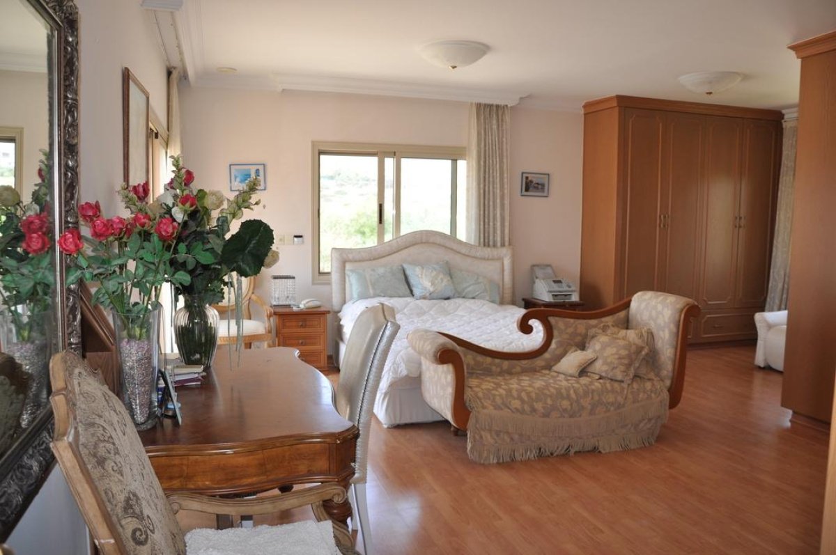 6 bedrooms Villa in Limassol, Cyprus No. 38300