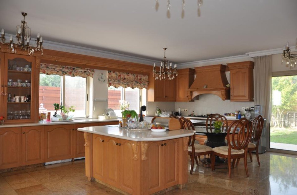 6 bedrooms Villa in Limassol, Cyprus No. 38300