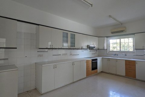 Вилла с 3 спальнями в Строволос, Никосия, Кипр № 37214 17