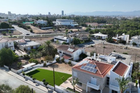 3 bedrooms Villa in Nicosia,  No. 37216 10