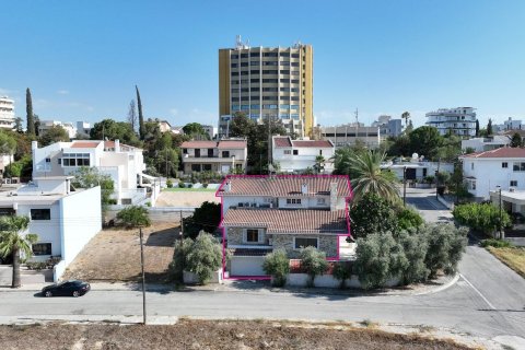 3 bedrooms Villa in Nicosia,  No. 37216 2