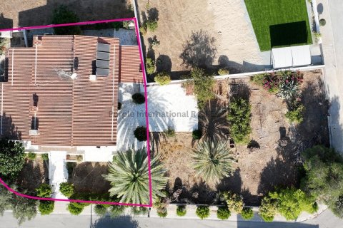 3 bedrooms Villa in Nicosia,  No. 37216 11